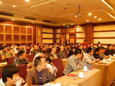 四川省造紙行業(yè)協(xié)會(huì )生活用紙分會(huì )2012年年會(huì )暨2013年一季度生產(chǎn)經(jīng)營(yíng)座談會(huì )會(huì )場(chǎng)一角