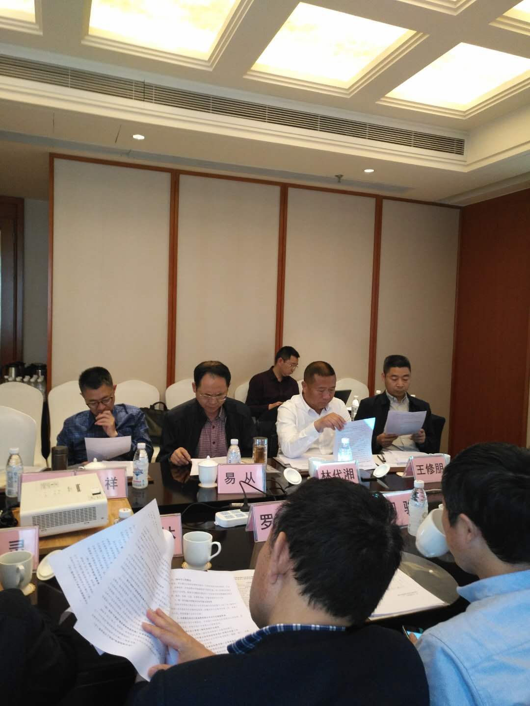 參會(huì )的副會(huì )長(cháng)聆聽(tīng)報告