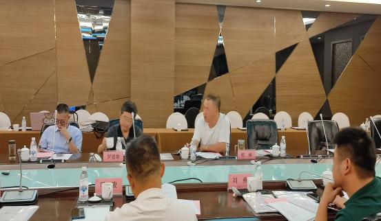 省紙協(xié)第六屆理事會(huì )副理事長(cháng)明峰發(fā)表講話(huà)